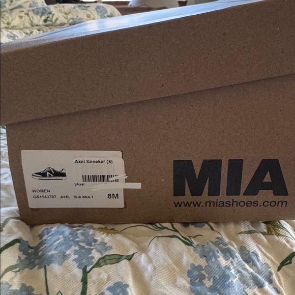 NEW IN BOX MIA. Axel in Beige + Black Sneakers - Picture 4 of 4
